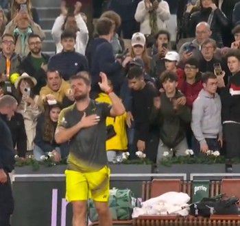 Wawrinka perde batalha, mas se emociona com carinho do público em Paris