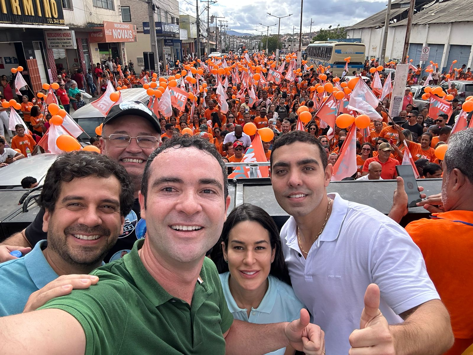 Caminhada com Fabrício e Marlucinho leva multidão as ruas na manhã de hoje