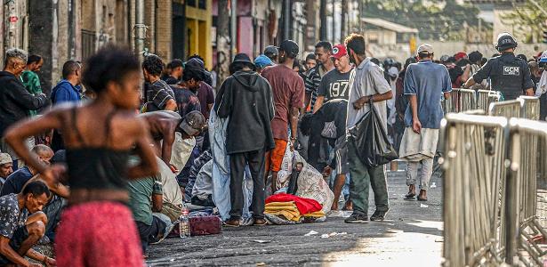 parceira de gigante da reciclagem paga catador com pinga