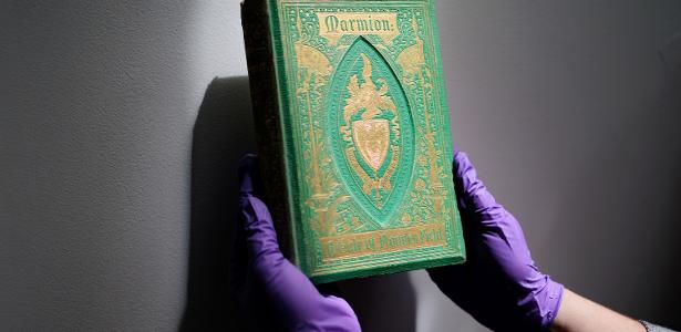 Livros de capa verde esmeralda do século 19 são venenosos; entenda