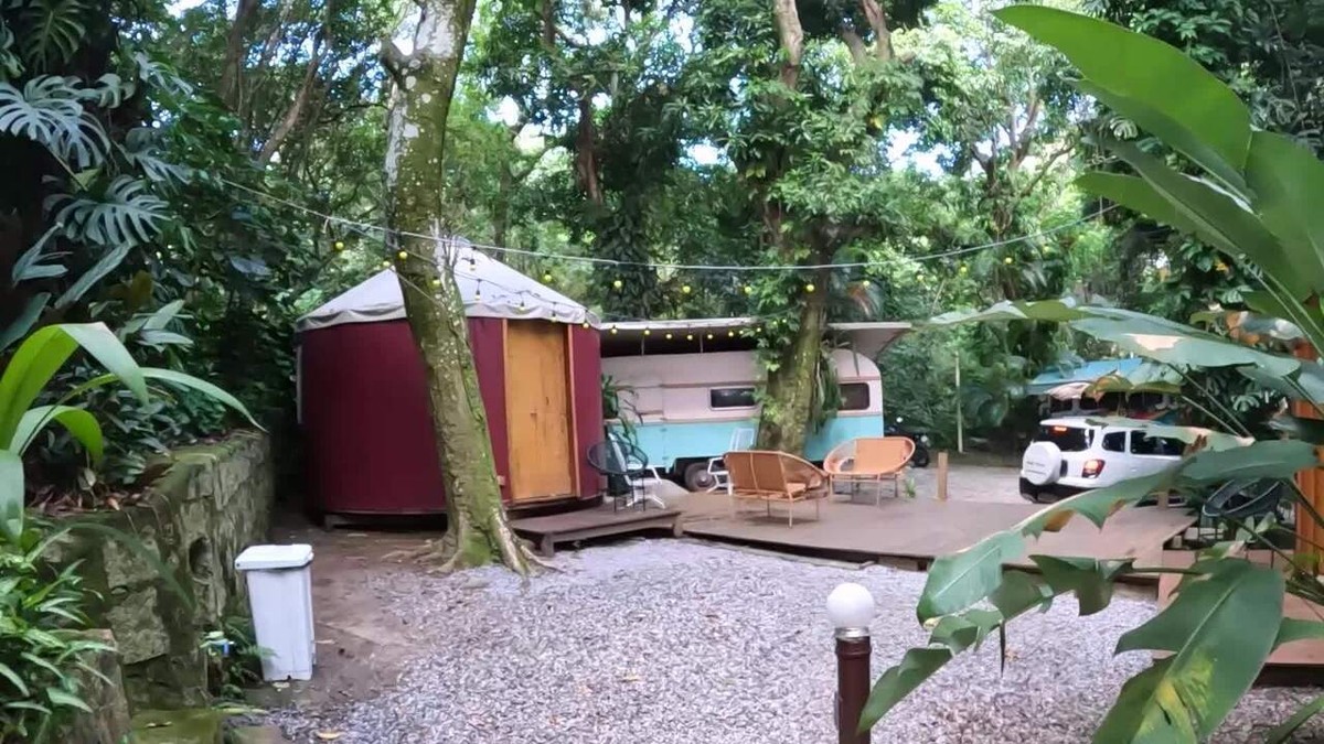 Como o 'melhor hostel do mundo' fatura quase R$ 4 milhões com casas em árvores, cabanas e Kombis