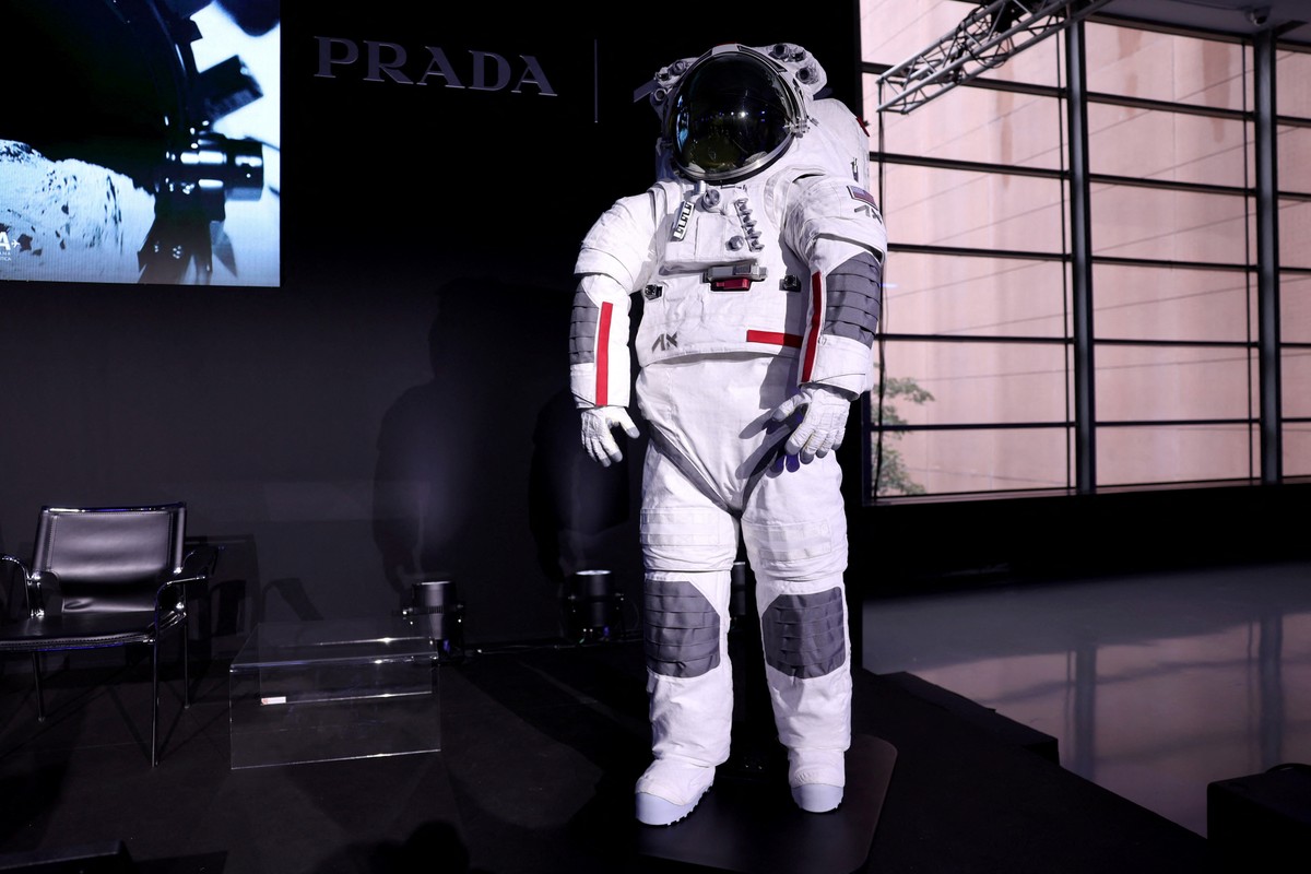 Nasa veste Prada: veja uniforme dos astronautas da missão Artemis III desenvolvido em parceria com grife italiana