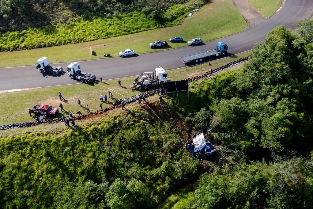 Piloto da Truck relata susto em acidente:"Galho perfurou o vidro"