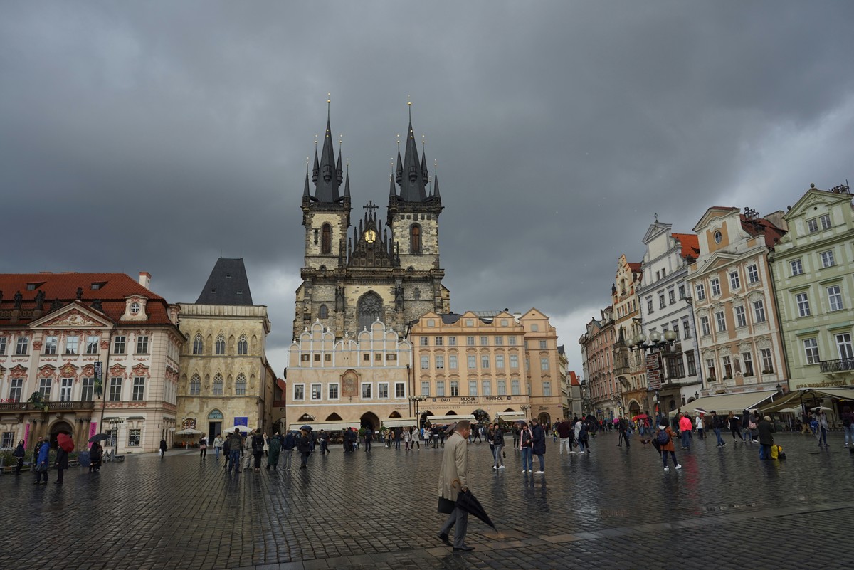 Praga proíbe turismo em bares e tenta atrair visitantes mais 'cultos'