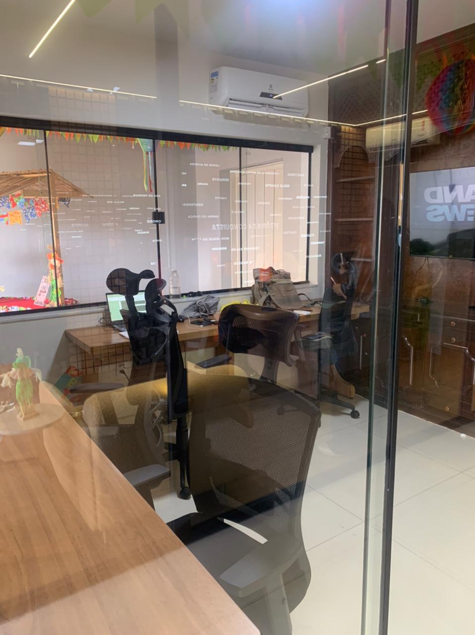 Sala de vidro band Fm Conquista