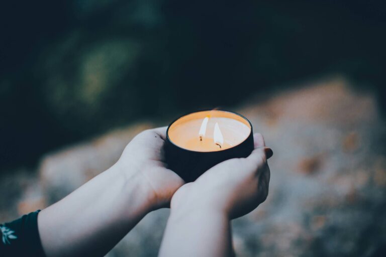 Acender velas: Especialistas explicam significado do rito - 05/03/2024 - Astrologia