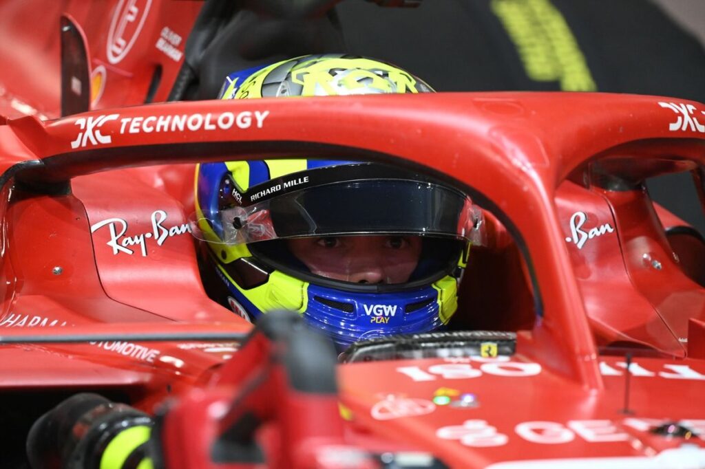 Bearman volta a pilotar Ferrari, após estreia em Jeddah