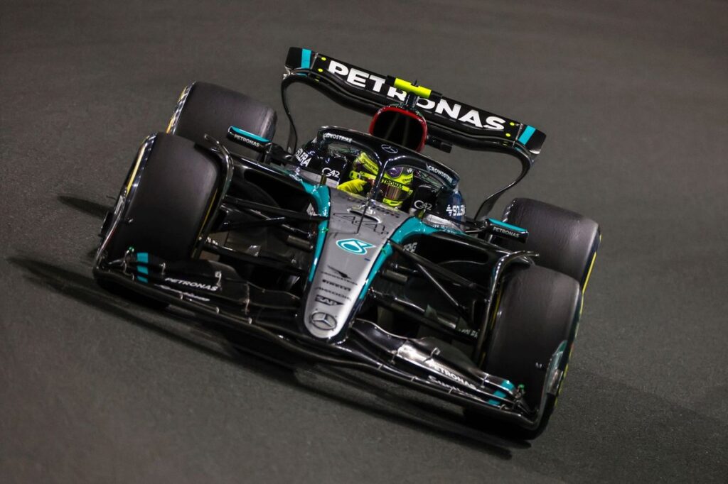 Hamilton vê Mercedes com carro "incrível", mas pede paciência
