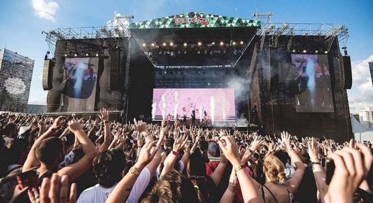 Entre os dias 22 de 24 de março acontece a 11ª edição do festival de música Lollapalooza Brasil, no autódromo de Interlagos, na zona sul de São Paulo.