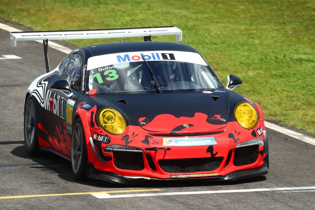 Letícia Bufoni revela ansiedade para primeira corrida da Porsche