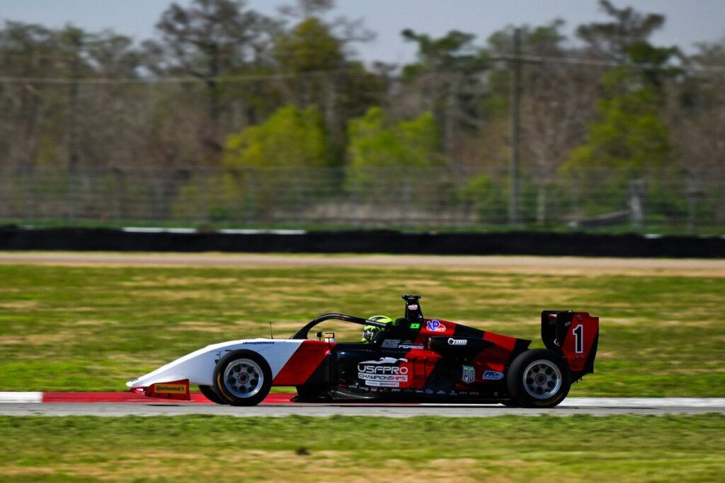 Em St. Pete, Giaffone corre em estreia na USF2000