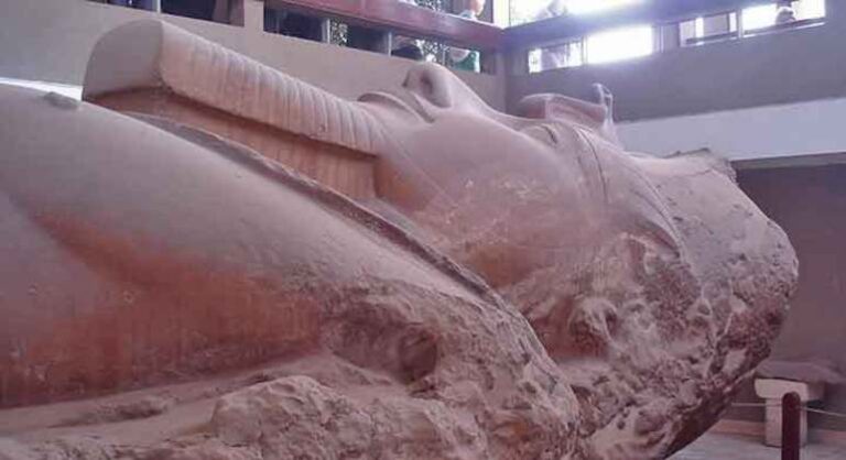 Uma missão arqueológica conjunta entre egípcios e norte-americanos encontrou a parte superior de uma enorme estátua do faraó Ramsés II. Isso aconteceu durante escavações ao sul da cidade egípcia de Minya, afirmou o Ministério de Turismo e Antiguidades do Egito.