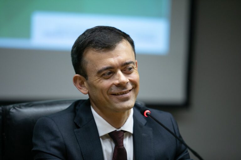 Governo quer regulamentar teto do funcionalismo e coibir 'supersalários', diz Tesouro | Economia