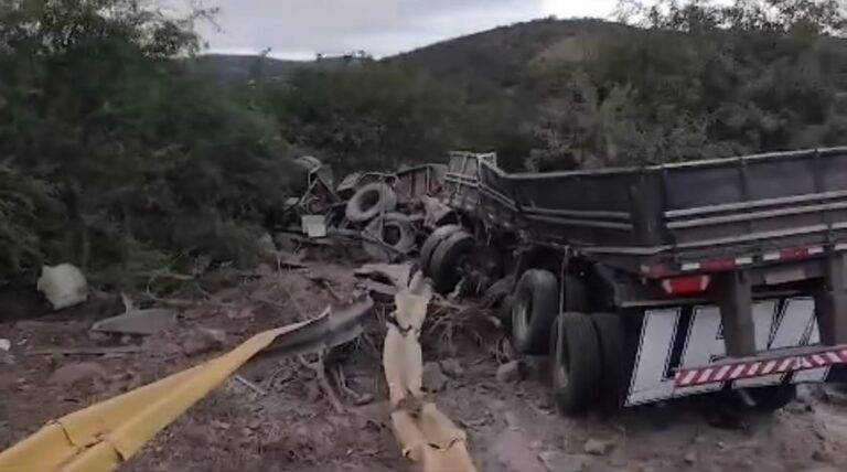 Acidente na manhã de hoje próximo a Anagé, motorista preso em ferragens pede por resgate antes de morrer