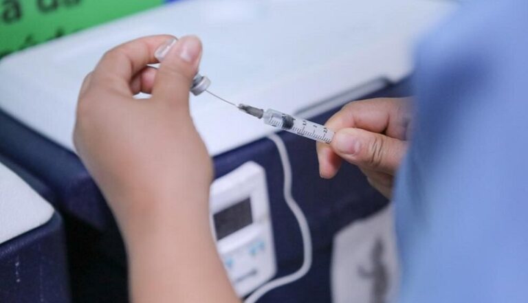 Vacinação contra a dengue é retomada nesta quinta em Salvador