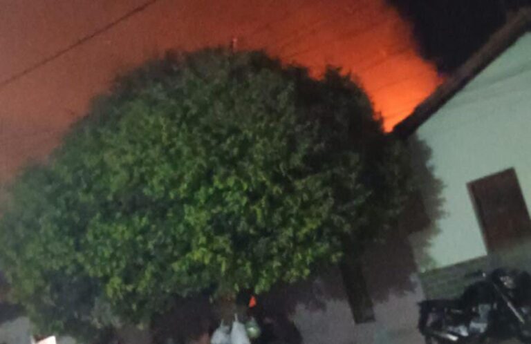 Celular em carregamento provoca incêndio em residência de Brumado