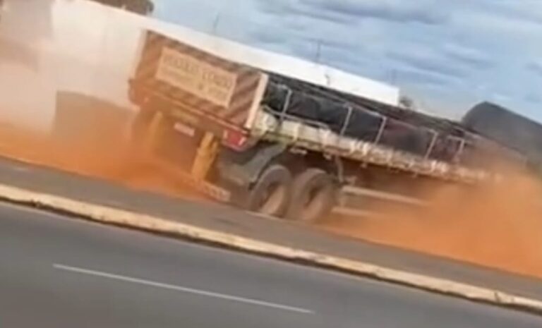 Carreta desgovernada colide com muro na entrada de Caculé
