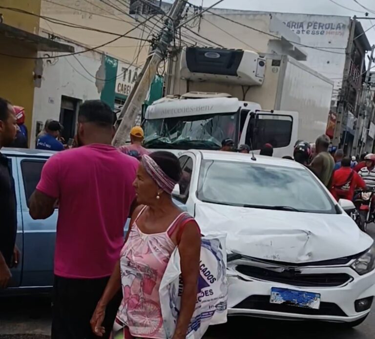 Caminhão desgovernado atinge vários veículos na ladeira do São Félix e deixa um ferido