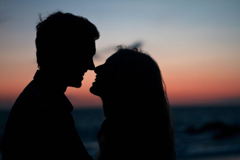 Conheça práticas milenares para atrair a energia do amor - 17/08/2024 - Astrologia