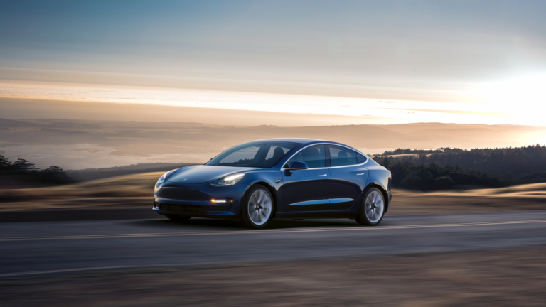 EUA: Polícia aborda homem que dormia em Tesla no piloto automático e encontra R$ 500 mil em drogas | Carros